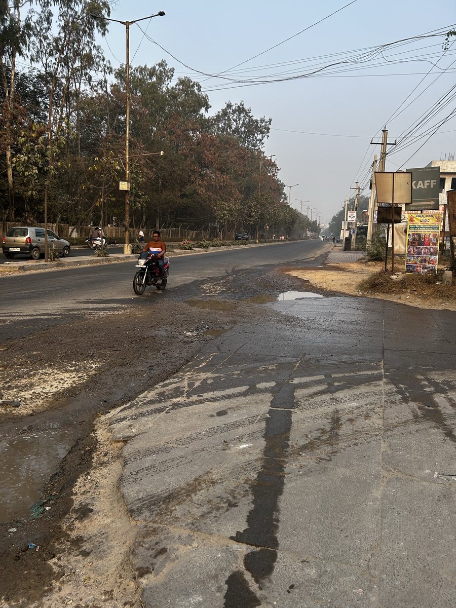 LoyaltyBanker's tweet photo. @HPCL der is a HP petrol pump nearby, washes its floor everyday in the morning. Good right? No. The water flows to nearby T-point on road and bcz of tht there are big potholes. Road repaired many times bt same problem bcz of tht petrol pump. Wasting water as well. Take action. https://t.co/eREZPonVH6