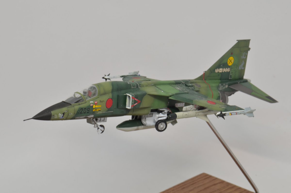 プラッツ 1/72 三菱F-1 戦競1996 必沈、完成しました！！

ミサイルはキットのパーツを使わずにファインモールドのパーツを使いました。
フラップ下げて主脚を折り畳み途中にして離陸時の格好を再現してみました！