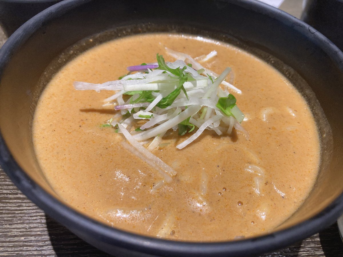 GARAKU_mogmog's tweet photo. 東京最後は、「からさ」と「かろやかさ」が特徴のカレーうどん専門店 #cuud
1.まずはそのまま
2.ごはんとたべる
3.出汁で割る
4.箸休めのピクルス
ラッシーも追加しました。
私のあとに入ってきたお客さんのほとんどが、トマトカレーうどんのハーフ&ハーフ。
次回はそれにする🫠
ごちそうさま。 https://t.co/9cavBNu3iz