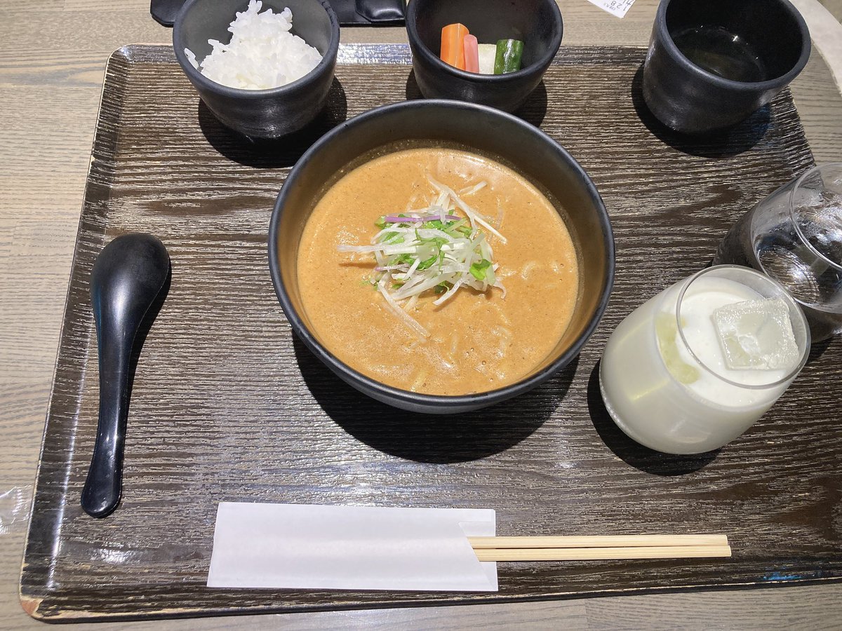GARAKU_mogmog's tweet photo. 東京最後は、「からさ」と「かろやかさ」が特徴のカレーうどん専門店 #cuud
1.まずはそのまま
2.ごはんとたべる
3.出汁で割る
4.箸休めのピクルス
ラッシーも追加しました。
私のあとに入ってきたお客さんのほとんどが、トマトカレーうどんのハーフ&ハーフ。
次回はそれにする🫠
ごちそうさま。 https://t.co/9cavBNu3iz