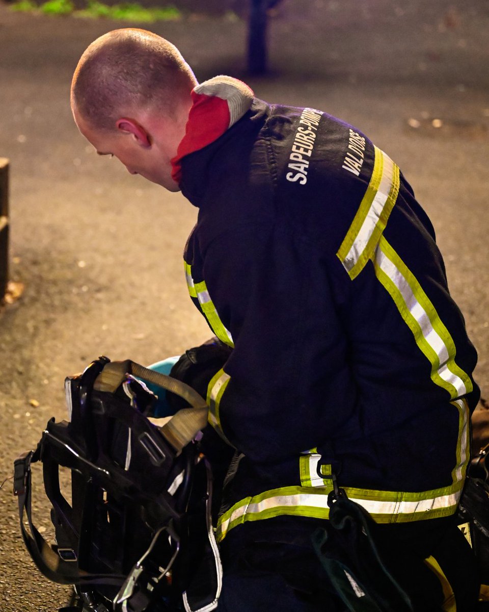 Sdis_95's tweet image. [Retour sur #Intervention] 🚨 Incendie à Argenteuil.

👉 Le 13 mars dernier, les sapeurs-pompiers du Val d’Oise ont été mobilisés pour un feu de chambre, dans un appartement à Argenteuil.

L’action rapide des secours a permis de limiter la propagation du sinistre, au moyen d’une