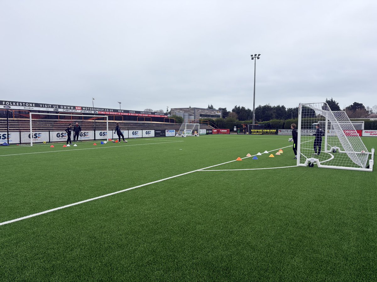 CACTKent_Post16's tweet image. Work never stops , Our academy GKs out training this morning with academy GK coach &amp;amp; @CAFCofficial legend @bobbolder4 🙌

@FIFC  @FSD_CACT 

#Specialist #Individual #Development #Progression #Performance #Standards #Academy #Pathways