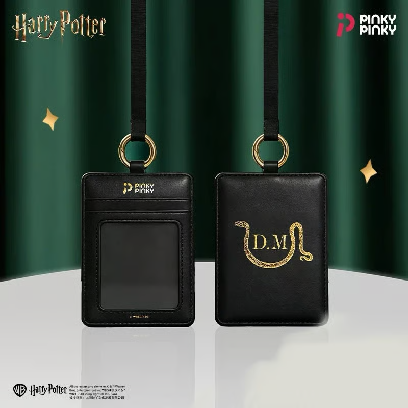 akiglobal_new's tweet photo. 🪄Harry Potter 海外限定公式ライセンス

スリザリンの誇りと気品を纏う、ドラコ・マルフォイの黒シリーズ🐍✨

漆黒のレザーに鈍く光るD.M.×蛇の金の箔押し。この輝きは、選ばれし者だけのもの。

👜大容量サッチェルバッグ
💳��能的なカードホルダー 
👛実用的なミニ財布
https://t.co/u6anflUYZs https://t.co/U0pQBwk0rI