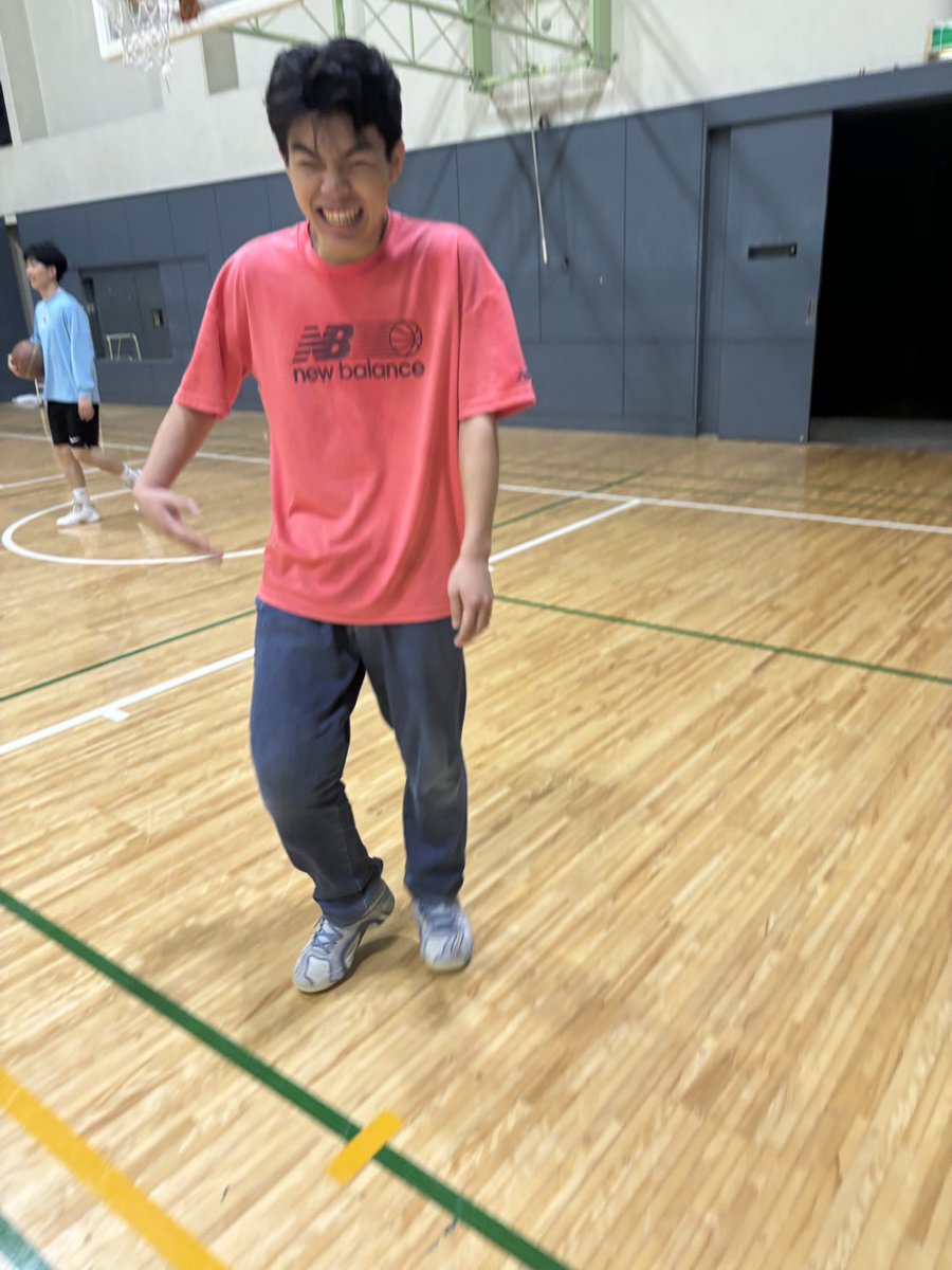 ycumbb's tweet photo. 新2年生　5人目🏀

名前：田邊
出身：市川

元々卓球をやっていて大学からバスケを始めた田邊！
ピンクのバッシュとキレのあるドライブで周りを虜にする急成長中のかっこいい九州男児！
英語が出ちゃってる時はテンションが高い証かも？そんな誰とでも打ち解けられる田邊と話したい方は是非新歓へ！ https://t.co/jvhPqoElOK