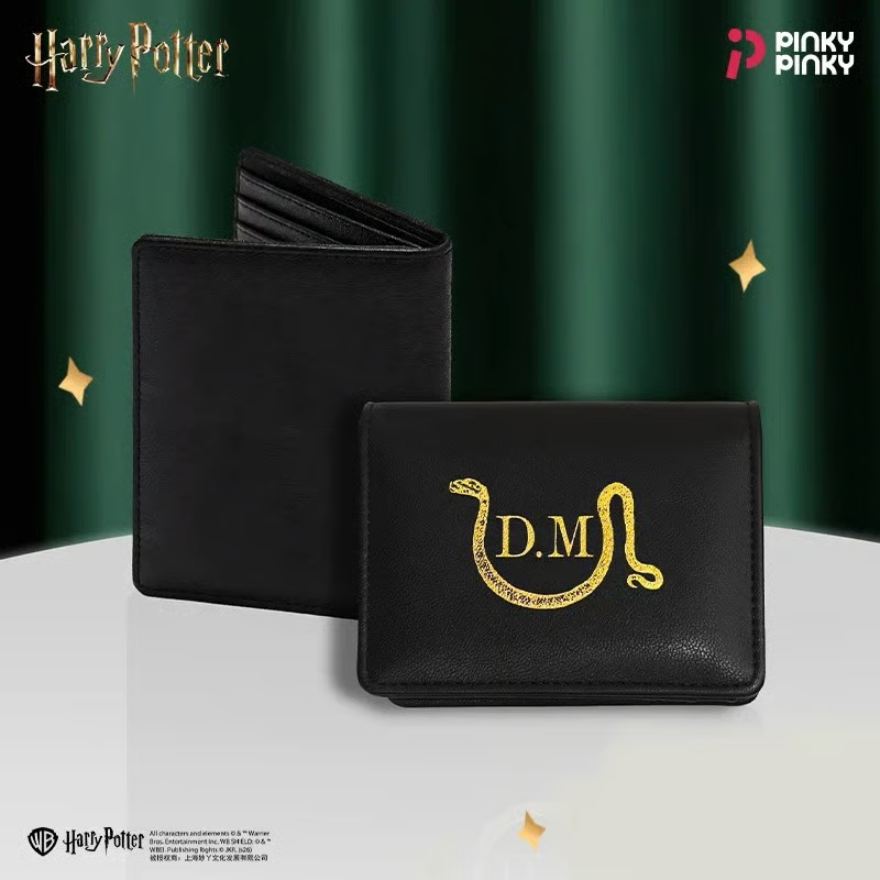akiglobal_new's tweet photo. 🪄Harry Potter 海外限定公式ライセンス

スリザリンの誇りと気品を纏う、ドラコ・マルフォイの黒シリーズ🐍✨

漆黒のレザーに鈍く光るD.M.×蛇の金の箔押し。この輝きは、選ばれし者だけのもの。

👜大容量サッチェルバッグ
💳��能的なカードホルダー 
👛実用的なミニ財布
https://t.co/u6anflUYZs https://t.co/U0pQBwk0rI