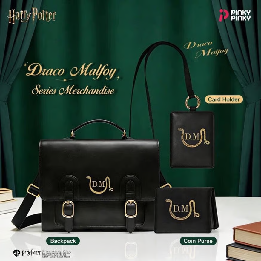 akiglobal_new's tweet photo. 🪄Harry Potter 海外限定公式ライセンス

スリザリンの誇りと気品を纏う、ドラコ・マルフォイの黒シリーズ🐍✨

漆黒のレザーに鈍く光るD.M.×蛇の金の箔押し。この輝きは、選ばれし者だけのもの。

👜大容量サッチェルバッグ
💳��能的なカードホルダー 
👛実用的なミニ財布
https://t.co/u6anflUYZs https://t.co/U0pQBwk0rI