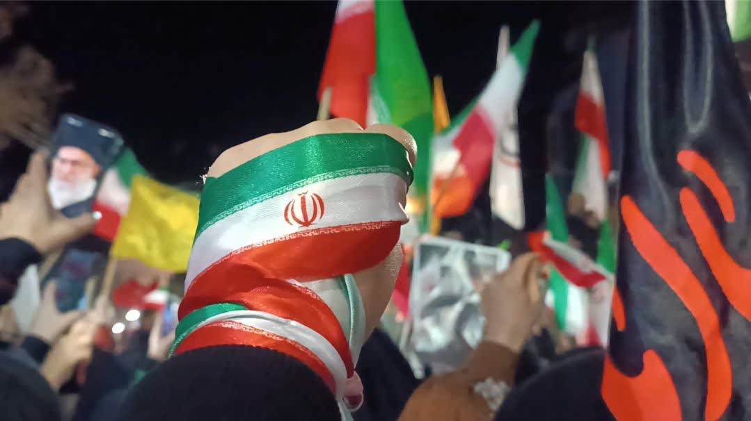 نادر شاه: 
وقتی جنگل آتش میگیرد درختان فرار نمیکنند؛حیوانات فرار میکنند
ما اینجا ریشه در خاکیم
#سیزده_بدر_در_خیابان