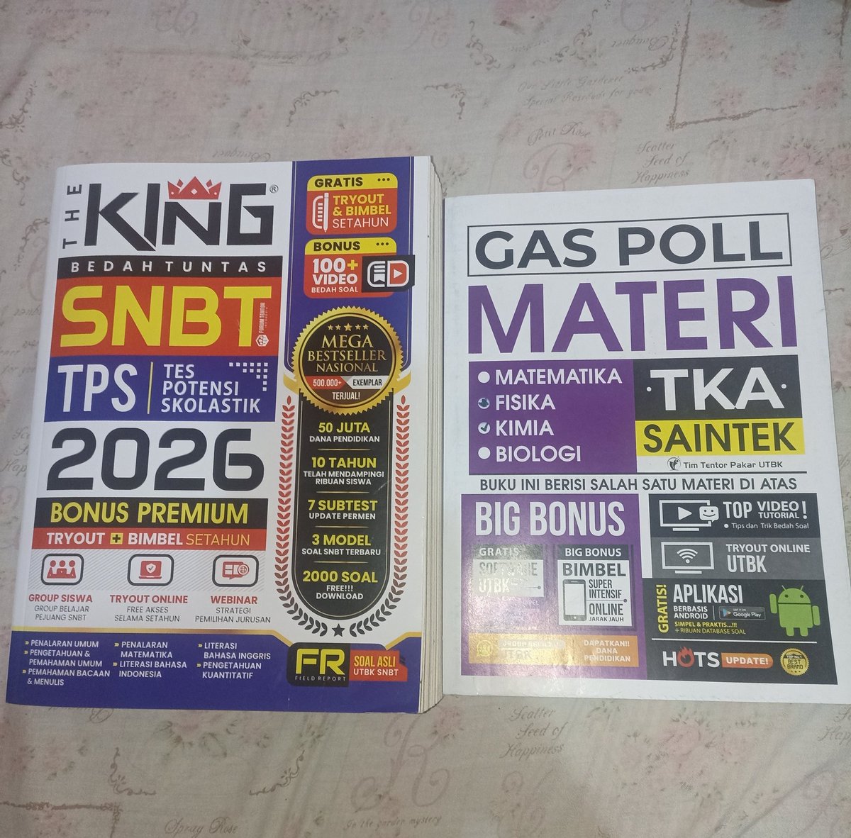 folcies's tweet photo. guys izin preloved ya, kondisi buku masi sangat bagus sekali, tdk ada coretan samsek, dan tdk yg rusak. alias ga pernah aku buka bukunya, aku simpen di lemari aja. 95k aja, kemarin aku beli 170k. If interested, please message me here or on Telegram @/chaEyiw

#zonauang #bu #snbt https://t.co/YDb3HqgHNX
