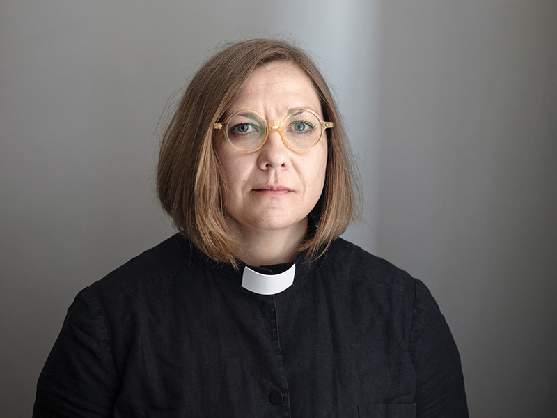 Mācītāja un māksliniece Arta Skuja atzīst, ka nezina atbildes uz visiem jautājumiem, un iesaka bīties no mācītājiem, kuri apgalvo pretējo. Lieldienu stāsta jēga ir cerība. Intervijā mācītāja runā arī par reliģijas vietu nākotnes sabiedrībā.

🔗 ir.lv/personiba/maci…