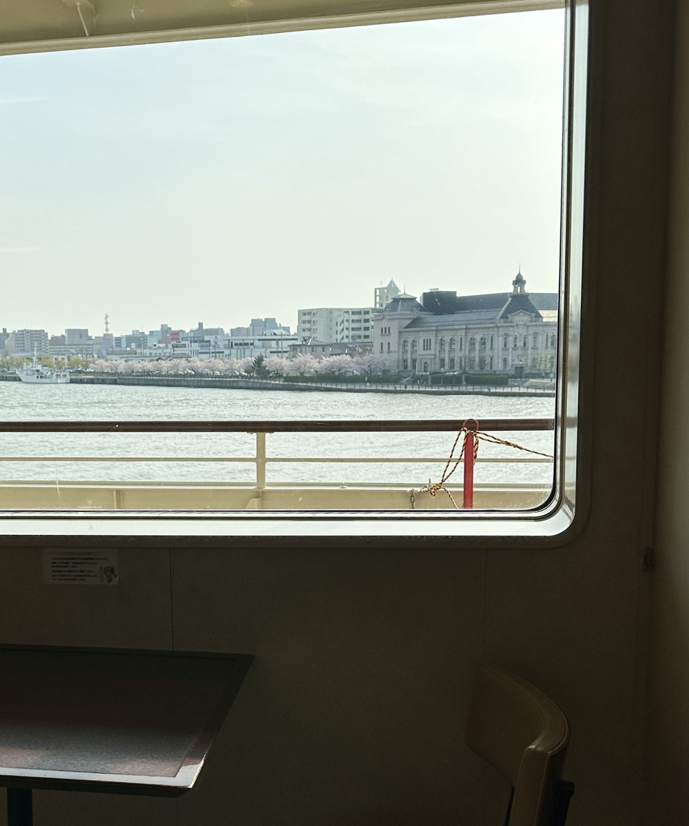sadokisen_0203's tweet photo. 新潟にも桜の開花宣言が出て 少しずつ咲いている場所が増えてきました☺️
新潟港からカーフェリーに乗って甲板に出ると桜とみなとぴあが綺麗に見えます🌸
今年も綺麗に見れるのが待ち遠しい！この時期だけの楽しみをお見逃しなく🤳 https://t.co/W7WhfOnXEa