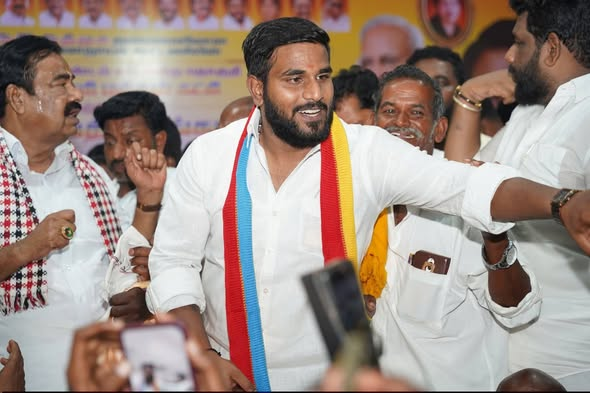 AnbalaganMannan's tweet photo. தனது சித்தப்பாவிற்காக @vaithi_pmk  களத்தில் இறங்கிய தம்பி  கனல்.

#PMK #Vaithi #JayankondamConstituency #GVaithi #MangoSymbol #NDA https://t.co/QS5Da5QzXH