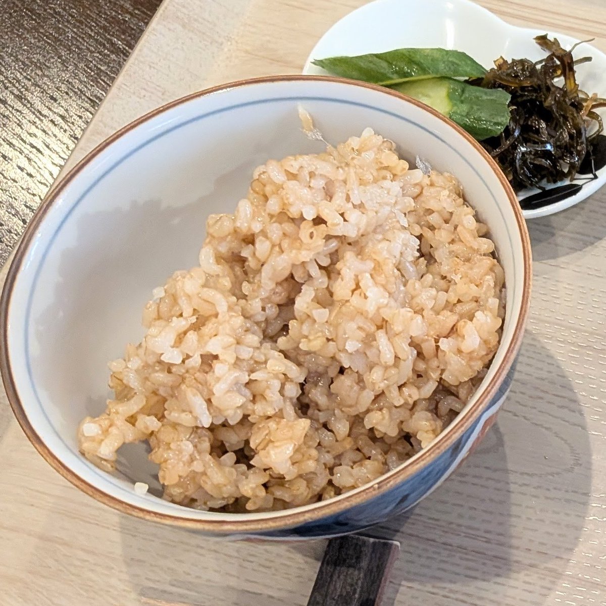 先日、私用で関西に行ってきました🚄
朝ごはんに神戸『あおい屋』さんで「#寝かせ玄米」を食べたのですが…もちもち食感に感動😍！
朝はパン派ですが完食😋
その後、うめだ阪急の食品売り場では海苔巻きを購入。自分で作れるのかなー、レトルトを買ったほうがいいのかなー、情報収集中です！