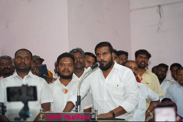 AnbalaganMannan's tweet photo. தனது சித்தப்பாவிற்காக @vaithi_pmk  களத்தில் இறங்கிய தம்பி  கனல்.

#PMK #Vaithi #JayankondamConstituency #GVaithi #MangoSymbol #NDA https://t.co/QS5Da5QzXH