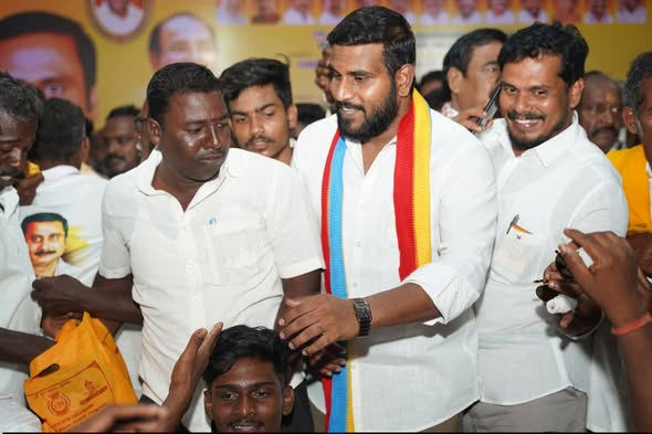 AnbalaganMannan's tweet photo. தனது சித்தப்பாவிற்காக @vaithi_pmk  களத்தில் இறங்கிய தம்பி  கனல்.

#PMK #Vaithi #JayankondamConstituency #GVaithi #MangoSymbol #NDA https://t.co/QS5Da5QzXH