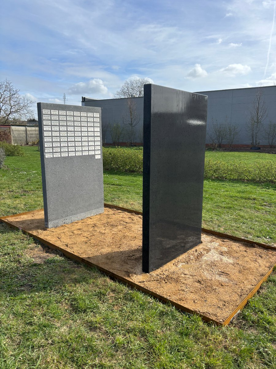 UrbaStyle's tweet photo. Cemetery - Memoral Wall in Kontich (BE).

Customized by @ConcreteDiv and @UrbaStyle : wall - finishing Fino, colour anthracite.

With Gemeente Kontich. https://t.co/kdTxmDtQKw