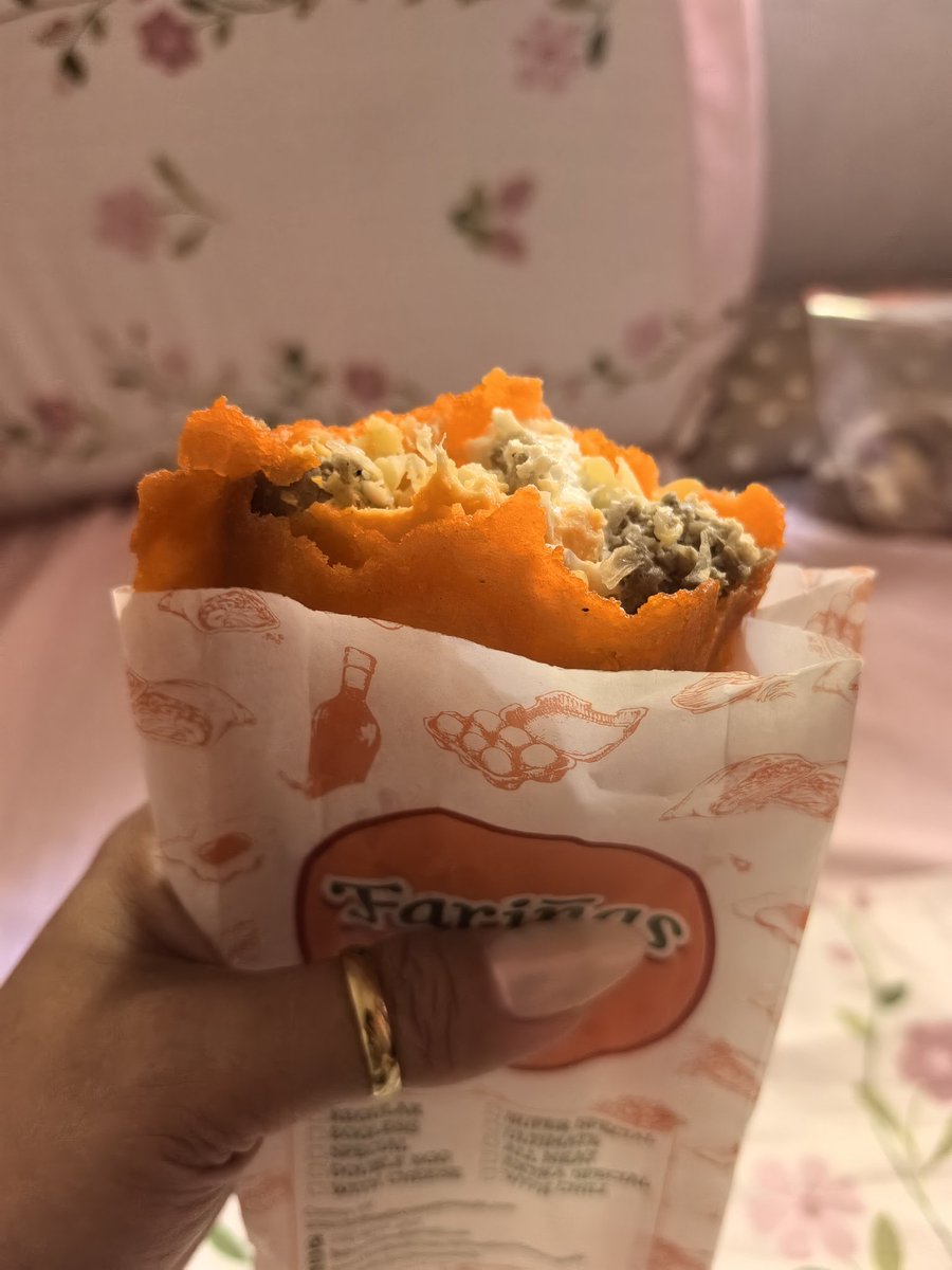celesteprints's tweet photo. POV: Sabi mo titikim lang… pero naka-3 ka na @Farinasempanada empanada 😭🔥

#POV #FYP #TrendingNow #ViralFood #FoodTok #IlocosEmpanada #Farinas #StreetFoodPH #FoodieFinds #KainTayo #SarapPH #PinoyFoodtrip https://t.co/zLesK9yUxR