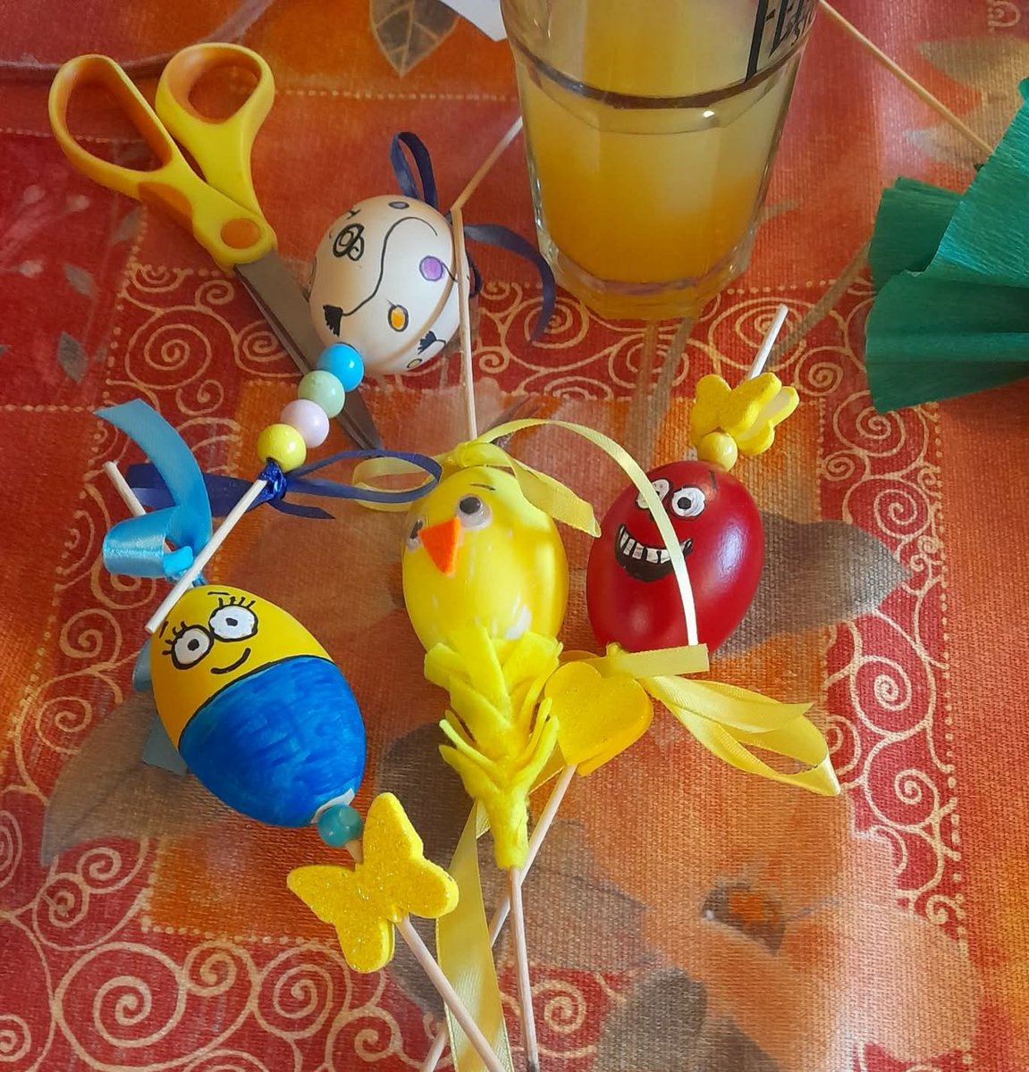 SOSvesnicky's tweet photo. Velikonoce jsou o radosti, tvoření a společném čase.
V našich dílničkách děti vyráběly, zdobily a užívaly si chvíle, kdy můžou jen být, tvořit a zažívat něco hezkého.
Přejeme vám, aby i vaše Velikonoce byly plné klidu, radosti a šťastných chvilek, na které se nezapomíná. 💛 https://t.co/H6NgwILpVb