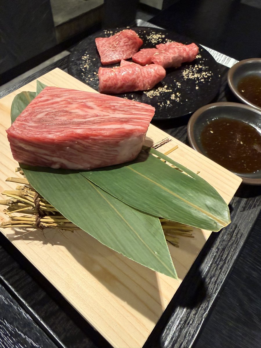dsn_jp's tweet photo. 広島と東京(六本木)で、マッチョのエンタメ焼肉始めました✨ https://t.co/LkLIOVev25
