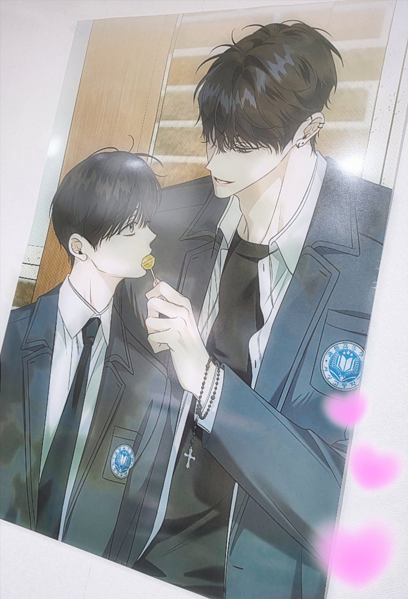 자태 작가님 이벤트 해주신 포스터 무사히 받았습니다!! 너무 이뻐서 택배 뜯자마자 바로 벽꾸 해봤어요 헤헤〃´૩`〃
아직 액자가 안와서,,, 액자 오면 다시 이쁘게 찍어보겟습니다🫶
제 방 너무 권력있지않나요✌️
요한준 볼때마다 너무 행복해요 o̴̶̷᷄ ̫ o̴̶̷̥᷅
대대손손 물려주지,,,못합니다 저