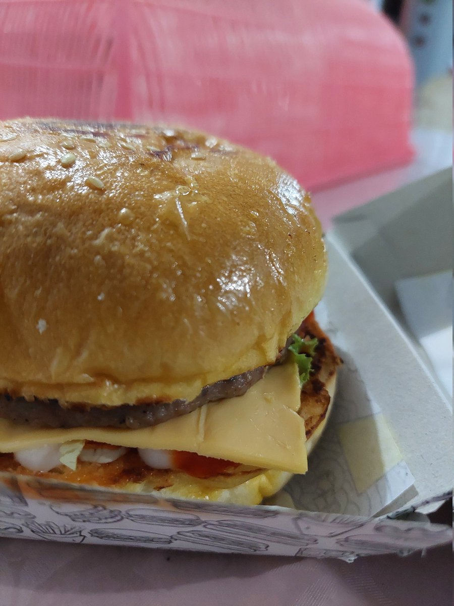 cheesatos's tweet photo. @holofangirlsid on Apri fool's day:
"semua burger milik Allah"🙏🏻😭

#ZecretaryDiary 🍔 https://t.co/tnBvchEXcf