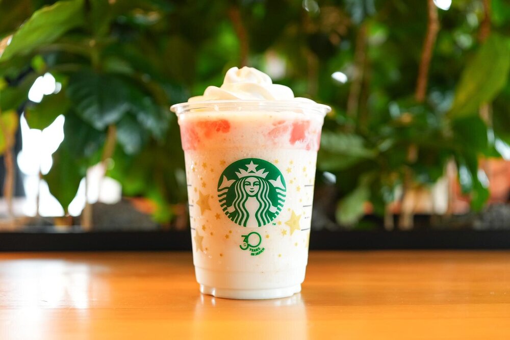 fashionpressnet's tweet photo. スターバックス30周年記念「名作フラペチーノ」が進化して復刻！

「完熟メロン」「“ザクザク”チョコクッキー」「加賀棒ほうじ茶」「コーヒージェリー」「フルーツヨーグルト」など全5種 - https://t.co/nCaa815ZiJ https://t.co/7LLYeq3vyG