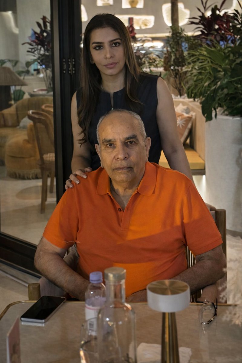 ShowbizAndNewz's tweet image. #MalikRiaz with her daughter #AasiaAmer 🧡