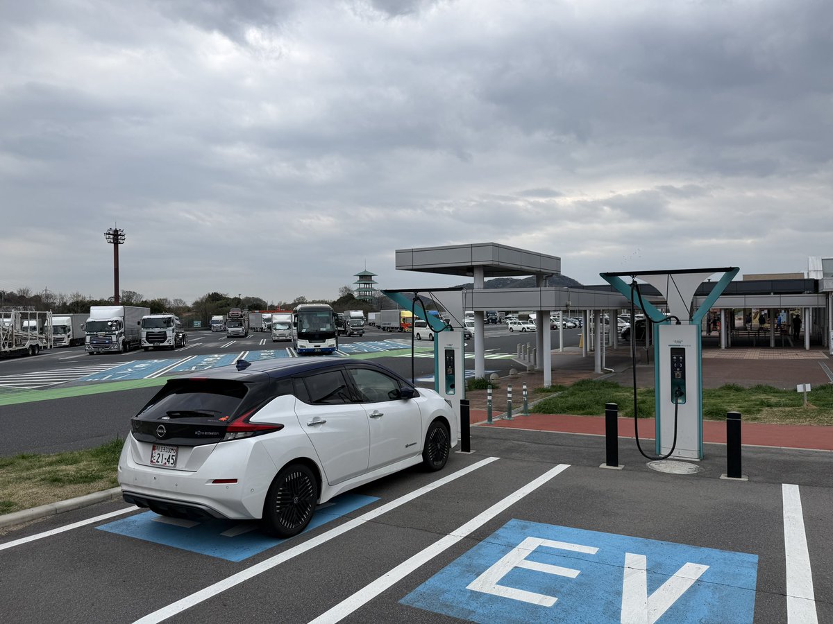 n_waka's tweet photo. 吉備SAの90kW機で3回目の充電!
と言っても、もはやバッテリー温度的に制限がかかって、50kW機でも一緒だね。
223.9km@7.1km/kWh 10%→52% 30:03 20.5kWh
#leafnow #日産リーフ #NissanLeaf
▼
I'm at 吉備SA (上り) in 岡山市, 岡山県 https://t.co/QAVBOU9r8c https://t.co/9ZFql2FjoS
