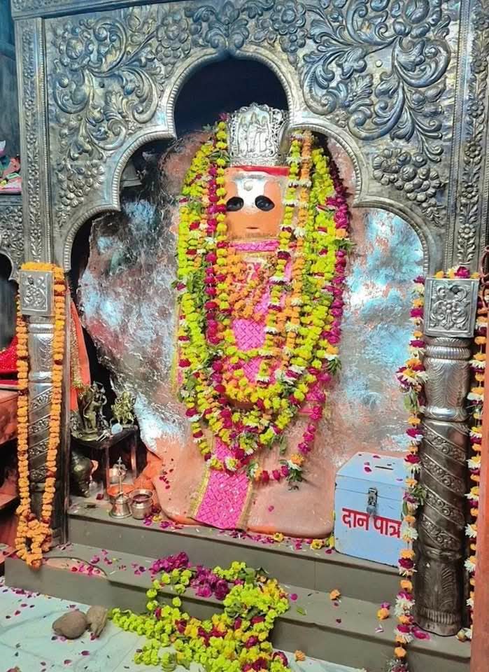 निश्चय प्रेम प्रतीति ते, बिनय करैं सनमान।
तेहि के कारज सकल शुभ, सिद्ध करैं हनुमान।।

आप सभी को श्री हनुमान जी के पावन जन्मोत्सव की मंगलमय शुभकामनाएं।
 
संकटमोचन की कृपा से आप सभी के जीवन की समस्त बाधाएं दूर हों और आपको सफलता, यश एवं सुख की प्राप्ति हो, यही कामना है।
जय श्री राम।