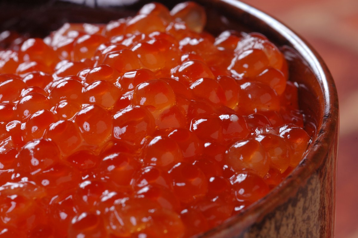robatarenga's tweet photo. マルア阿部商店の『醤油いくら』！
水揚げすぐの天然鮭のお腹から、2時間以内に卵を取り出し一粒一粒職人の熟練された技で良質な卵だけ選び抜きます。
その良質な卵のみ添加物の極めて少ない醤油に漬け込み、半日から一昼夜熟成させたこだわりの一品です！
#マルア阿部商店 #炉ばた煉瓦 #居酒屋 #釧路 https://t.co/U8yEA7fsSI