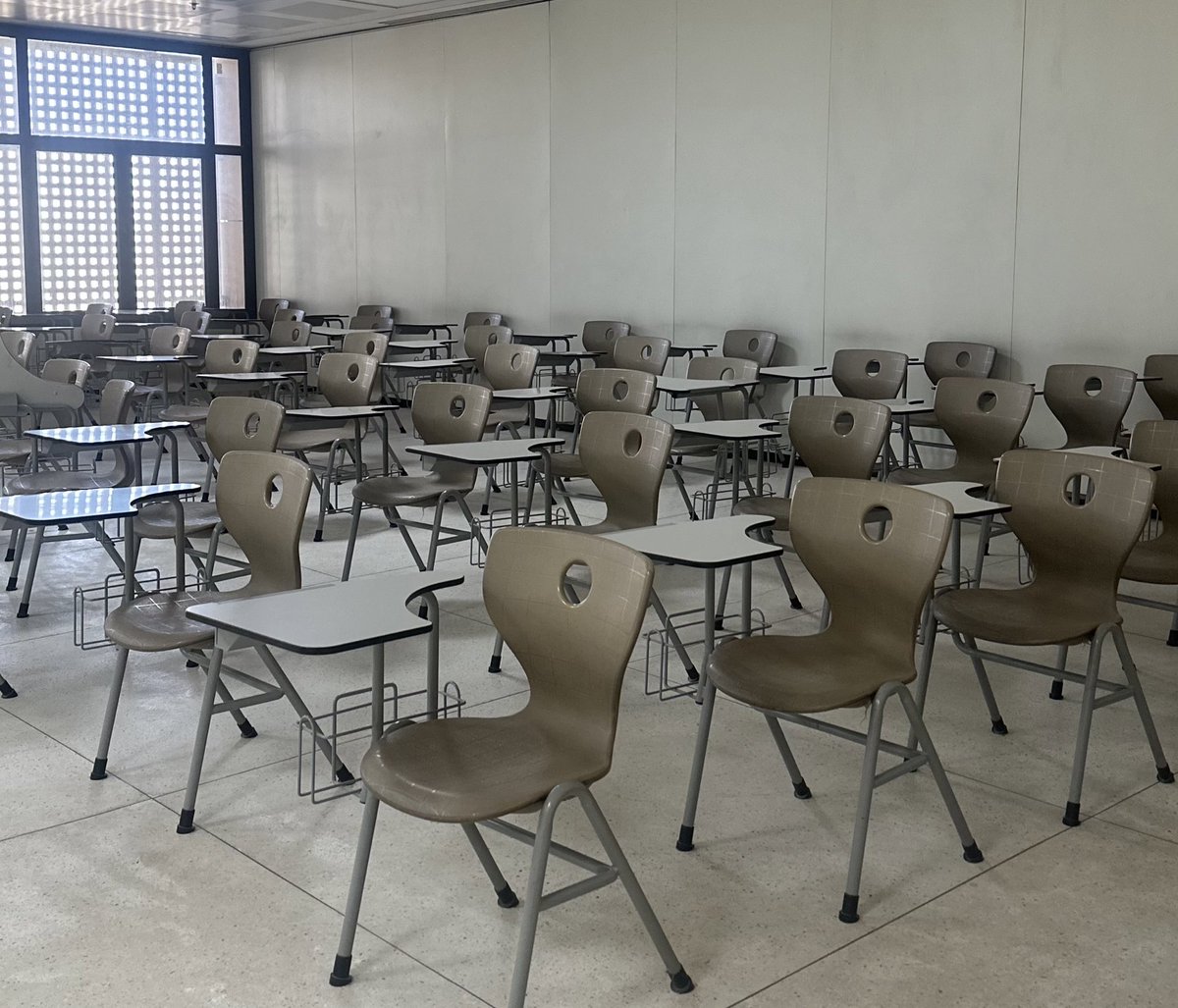 لَيالْ tweet media