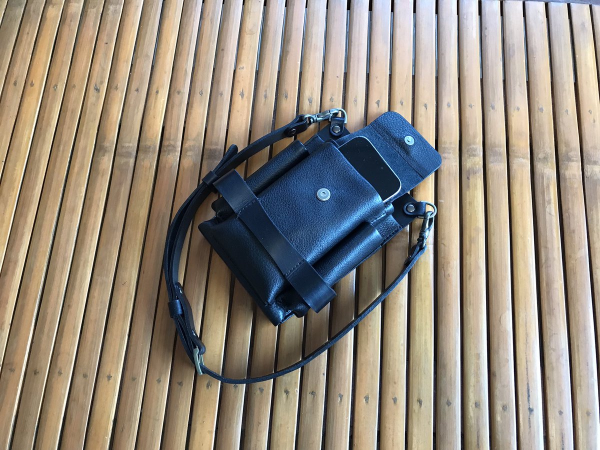 Partymix41's tweet photo. 美容師さんトリマーさんの
シザーケース 700f
3丁
スマホが入ります
独特な形で、使い方も人それぞれ
お待たせ致しました！ https://t.co/gFz3tnnLMN