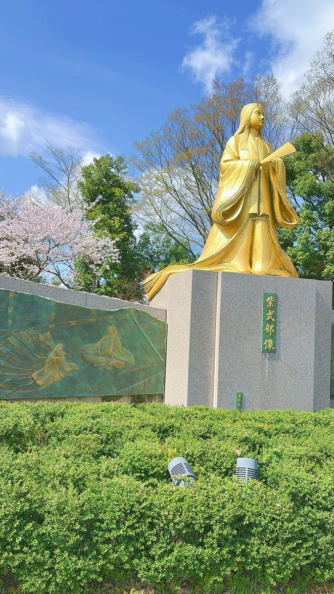 info_murasaki's tweet photo. #紫式部公園 園内の
ソメイヨシノも満開です🌸🌸🌸

紫式部像の黄金✨
桜の淡いピンク🌸
青い空🏞️の組み合わせは
毎年心がウキウキします https://t.co/gqblm9D5IM
