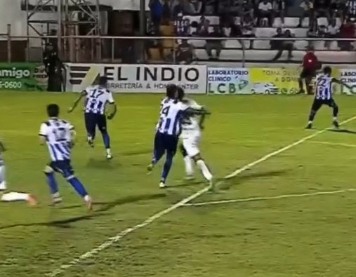 Archivo_VARSV's tweet photo. 💻💥 Informe Archivo VAR SV en el Metapán - Alianza

Imágenes por: Tigo Sports SV

❓ ¿Debió sancionarse penal sobre Luis Tobar al minuto 83?

Luis Tobar se mueve sin balón hacia el punto penal esperando un centro desde la banda. Nico Gómez detecta el movimiento e intercepta su carrera, colocando su brazo izquierdo alrededor del cuello de Tobar, impidiéndole avanzar. El balón venía en trayectoria desde la banda y no estaba en disputa directa entre ambos.

🔍 Análisis:

▪ El atacante realiza un movimiento legítimo para posicionarse dentro del área.
▪ El defensor no juega el balón y enfoca su acción en bloquear al rival.
▪ Existe una sujeción clara con el brazo alrededor del cuello, limitando el desplazamiento.
▪ La acción ocurre dentro del área y afecta directamente una posible opción de remate.

⚖️ Decisión correcta:
✅ Penal a favor de Alianza

➡️Decisión arbitral:
🚨 No se sancionó la infracción

Decisión incorrecta

La acción constituye una falta por sujeción que impide el movimiento del atacante sin intención de jugar el balón. Al ocurrir dentro del área, correspondía sancionar penal.

#ArchivoVARSV
