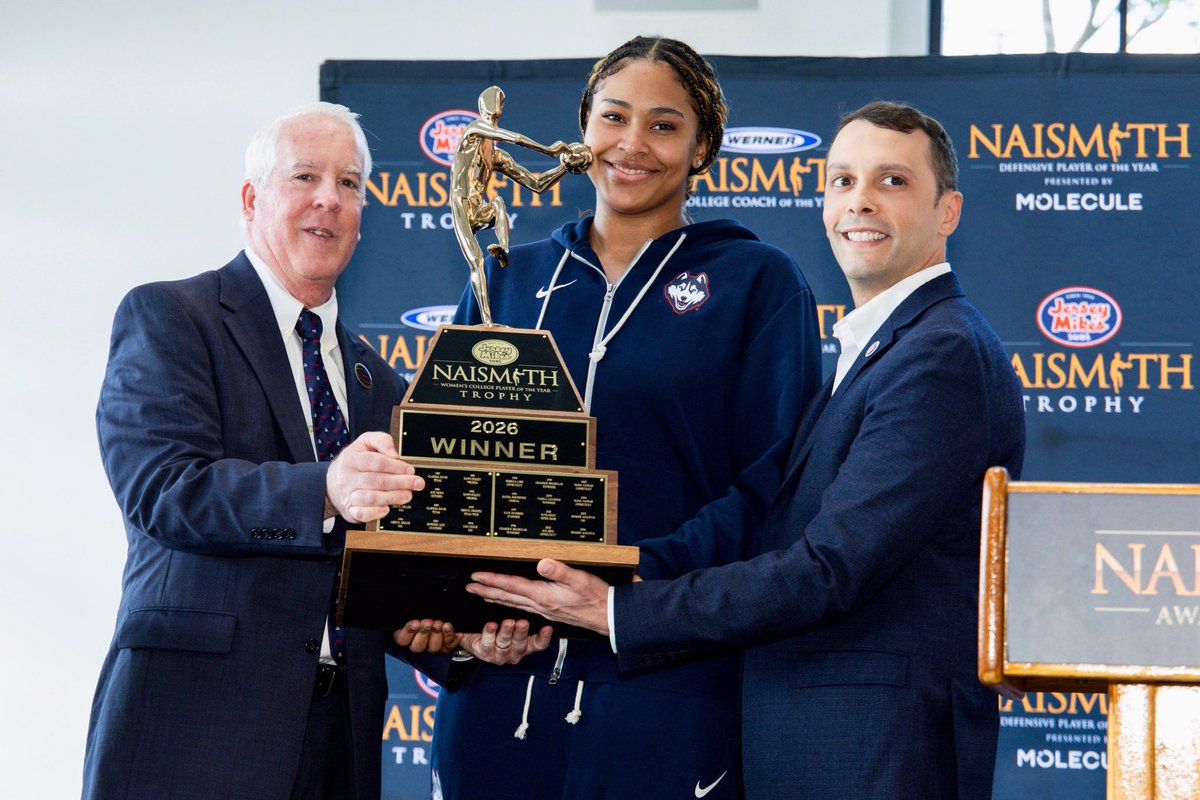 UConnWBB's tweet photo. the 2026 Naismith Trophy belongs to Sarah Strong 💪 https://t.co/BvWXKqkBGd