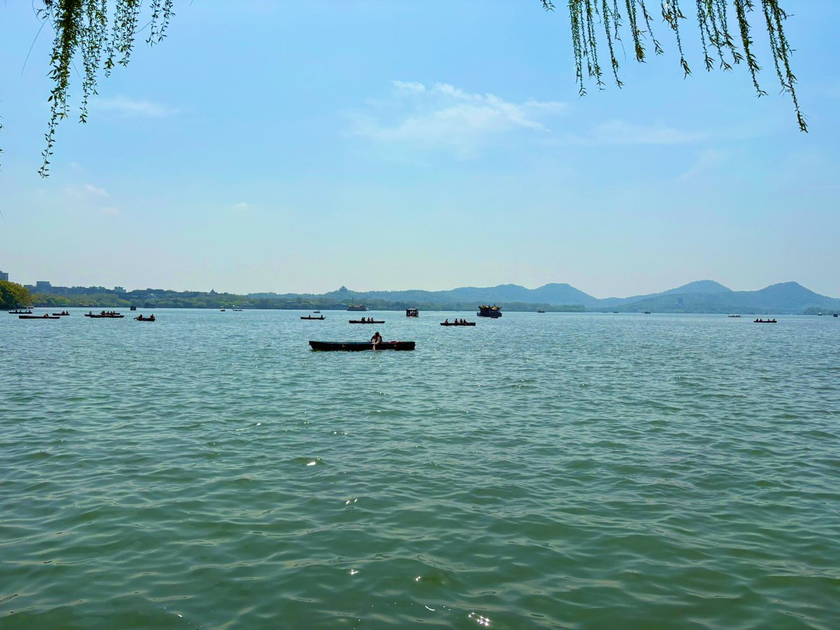 xiaozhou2011's tweet photo. These are photos I took of West Lake in Hangzhou, China. What do you think?
これは私が中国・杭州の西湖で撮影した写真です。どう思いますか？

（画像は若干修正されています）
(Image has been slightly modified)

Photographer: Xiao Zhou
写真家：シャオ・ジョウ https://t.co/f3VWe3Z7jo