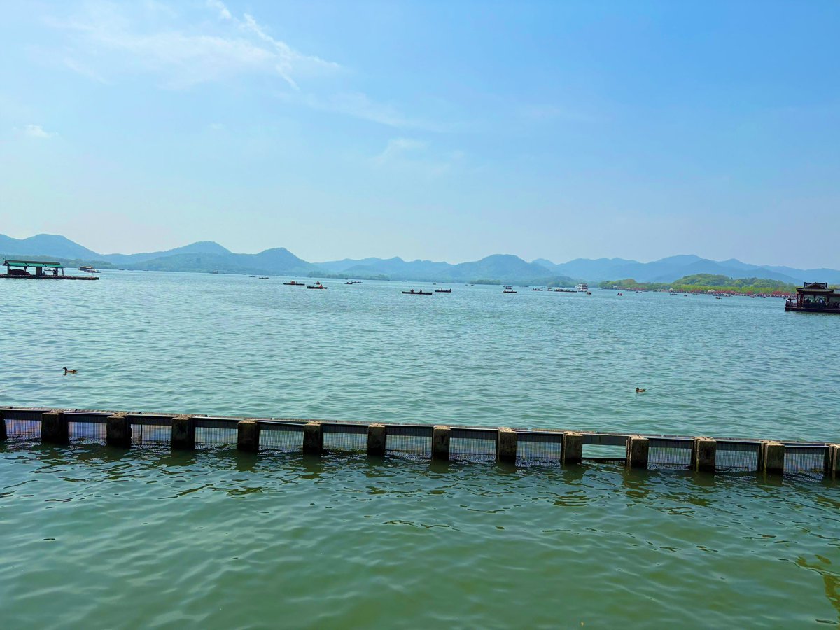 xiaozhou2011's tweet photo. These are photos I took of West Lake in Hangzhou, China. What do you think?
これは私が中国・杭州の西湖で撮影した写真です。どう思いますか？

（画像は若干修正されています）
(Image has been slightly modified)

Photographer: Xiao Zhou
写真家：シャオ・ジョウ https://t.co/f3VWe3Z7jo