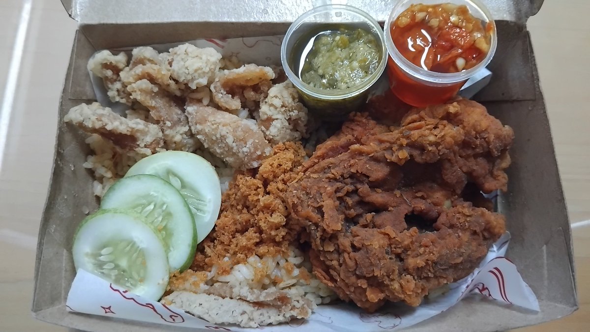 urikitschkitch's tweet photo. POV Nasi Ayam Koplo lu udah dateng tapi masih belum jam istirahat kantor 😭🫠

Flissshh sudah lapaar.. aroma nasi wangi tercinta gueeh huhuu..pengen bikin buru2 ngegragas ni makanan 😫✋️

Gedong bgt btw, auto kenyang auto ngantuk ntar gawenya 😂😅

Kalian mam apa moots? https://t.co/re0Wou1U50