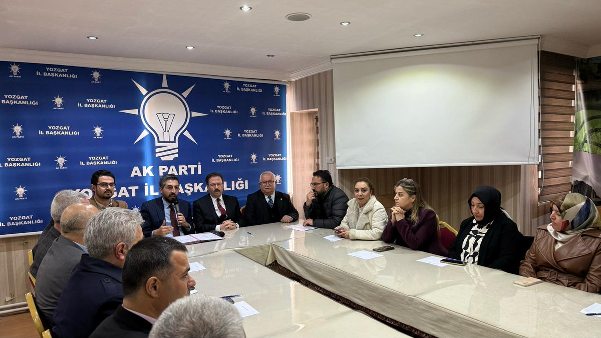 akgencyozgat's tweet photo. Merkez İlçe Başkanımız Kazım Emiroğlu Şimşek’in liderliğinde yapılan haftalık yönetim kurulu toplantısına katıldık. Çalışmalarımızı değerlendirip önemli istişarelerde bulunduk. Güçlü teşkilat yapımızla Yozgat için durmadan çalışıyoruz. https://t.co/1SmSpr76t0