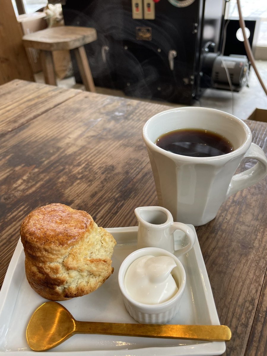 近くでコーヒーのんでる
誰か着いたら連絡してほしい