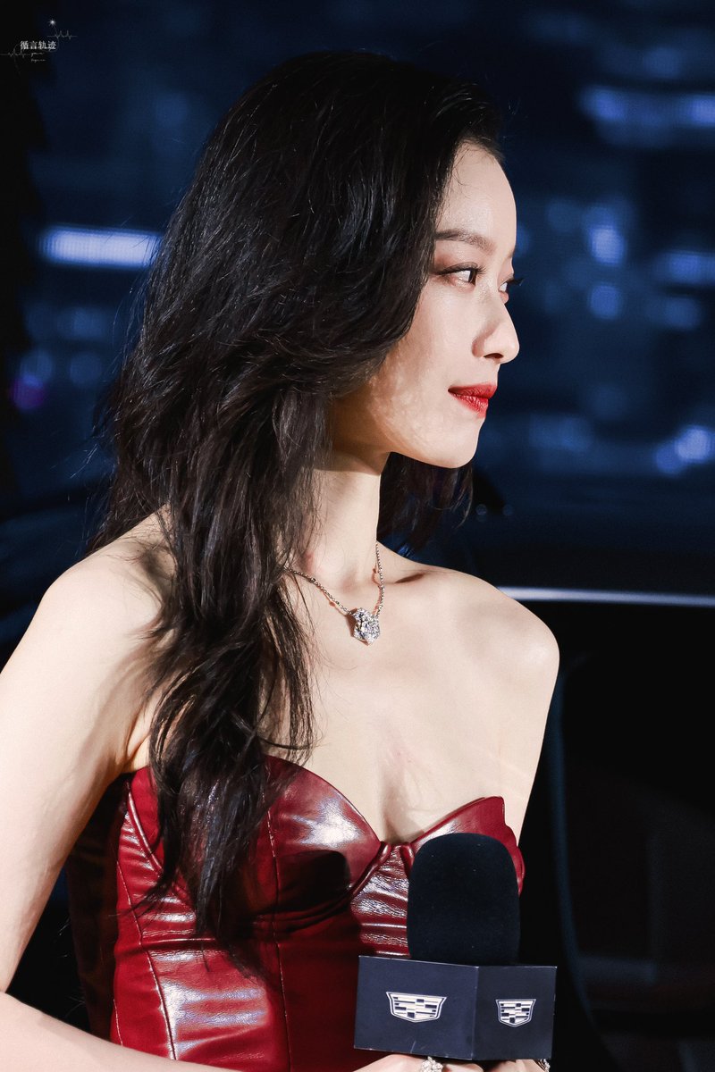 倪妮
红色皮裙勾勒绝美曲线，冷白皮与火辣身材的顶级视觉冲击。这谁顶得住？🔥 https://t.co/TqrZFLddDQ