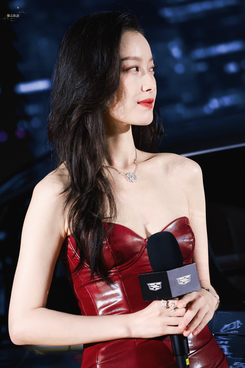 倪妮
红色皮裙勾勒绝美曲线，冷白皮与火辣身材的顶级视觉冲击。这谁顶得住？🔥 https://t.co/TqrZFLddDQ
