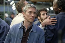 merlinpapin3's tweet photo. Ce soir sur @FranceTV #France4 le film #LEtabli de Mathias Gokalp (2023) avec Swann Arlaud Mélanie Thierry Denis Podalydes Olivier Gourmet Lorenzo Lefèbvre Félix Vannoorenberghe

Après ses études à l'Ecole normale supérieure, Robert se fait embaucher chez Citroën. Plusieurs mois se sont écoulés depuis les manifestations de mai 68, mais la colère est toujours présente chez ce militant d'extrême-gauche. Il souhaite raviver le feu révolutionnaire parmi les ouvriers. Si au départ ses collègues ne veulent plus entendre parler de politique, un événement fait basculer leurs regards sur la situation. Leur employeur exige qu'ils travaillent trois heures hebdomadaires supplémentaires à titre gracieux. Robert sent le vent tourner et veut désormais convaincre ses collègues de l'utilité d'un mouvement social...

@FredOL69007

❤️si vous aimez
