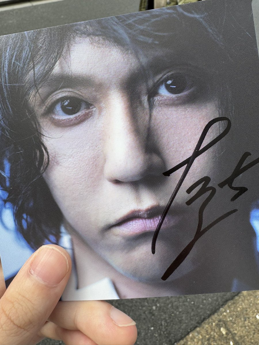 USGfun0811's tweet photo. お渡し会行ってきました！！！
仏の如く優しく微笑みながらいただきました😇
10年近くステージの下から追い続けていた存在が一瞬でも自分に矢印を向けてくれたという実感でなぜか吐きそうになりました(？)
わたくしめのような拗らせたきしょいオタクはあのくらいの時間がちょうど良いのかもしれません https://t.co/Qsi8pTG9Pp