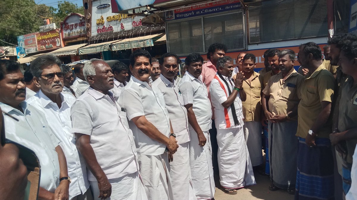 PPeriyapullan's tweet photo. தேசிய ஜனநாயக கூட்டணி சார்பில்  அஇஅதிமுக சார்பில் மேலூர் சட்டமன்ற தொகுதி வேட்பாளராக போட்டியிடும் நான் மேலூரில் ஆட்டோ  ஓட்டுநர் சங்கத்தினரிட���் நேரில் சென்று இரட்டை இலை சின்னத்திற்கு வாக்குகள் கேட்டு ஆதரவு திரட்டினேன்.  உடன் கழக நிர்வாகிகள் கூட்டணி கட்சி நிர்வாகிகள் கலந்து கொண்டனர். https://t.co/YXBWM56fQN