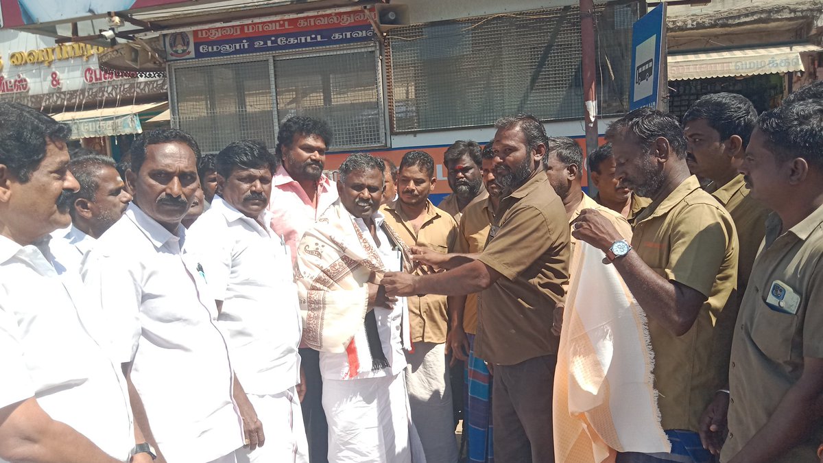 PPeriyapullan's tweet photo. தேசிய ஜனநாயக கூட்டணி சார்பில்  அஇஅதிமுக சார்பில் மேலூர் சட்டமன்ற தொகுதி வேட்பாளராக போட்டியிடும் நான் மேலூரில் ஆட்டோ  ஓட்டுநர் சங்கத்தினரிட���் நேரில் சென்று இரட்டை இலை சின்னத்திற்கு வாக்குகள் கேட்டு ஆதரவு திரட்டினேன்.  உடன் கழக நிர்வாகிகள் கூட்டணி கட்சி நிர்வாகிகள் கலந்து கொண்டனர். https://t.co/YXBWM56fQN
