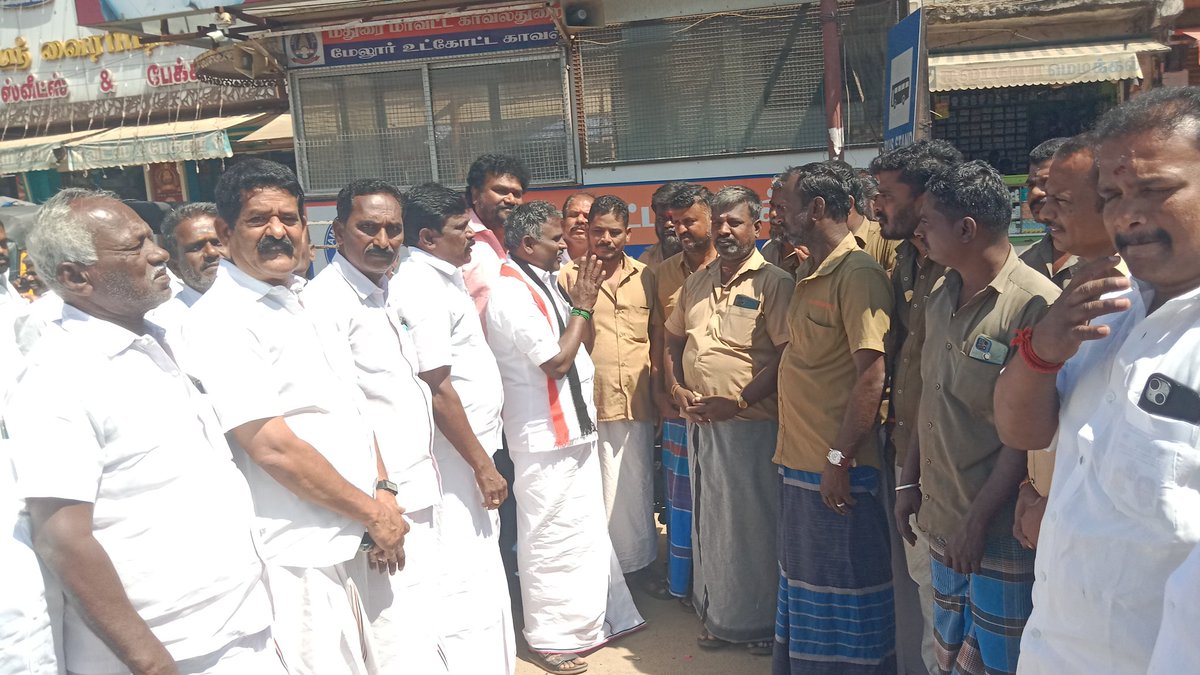 PPeriyapullan's tweet photo. தேசிய ஜனநாயக கூட்டணி சார்பில்  அஇஅதிமுக சார்பில் மேலூர் சட்டமன்ற தொகுதி வேட்பாளராக போட்டியிடும் நான் மேலூரில் ஆட்டோ  ஓட்டுநர் சங்கத்தினரிட���் நேரில் சென்று இரட்டை இலை சின்னத்திற்கு வாக்குகள் கேட்டு ஆதரவு திரட்டினேன்.  உடன் கழக நிர்வாகிகள் கூட்டணி கட்சி நிர்வாகிகள் கலந்து கொண்டனர். https://t.co/YXBWM56fQN