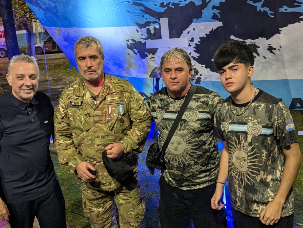 ZamoraJulio's tweet photo. Junto a vecinos y vecinas de Ricardo Rojas, realizamos una nueva vigilia en conmemoración de los Héroes de la Gesta de Malvinas. 
¡Las Islas son y serán argentinas! 

#2deAbril #MalvinasNosUne 🇦🇷 https://t.co/PX1FryO95D