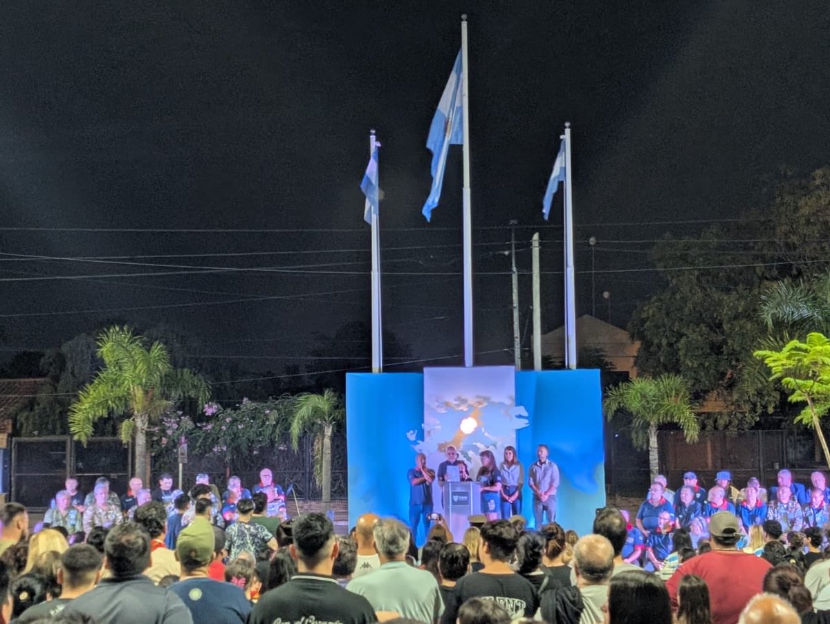 ZamoraJulio's tweet photo. Junto a vecinos y vecinas de Ricardo Rojas, realizamos una nueva vigilia en conmemoración de los Héroes de la Gesta de Malvinas. 
¡Las Islas son y serán argentinas! 

#2deAbril #MalvinasNosUne 🇦🇷 https://t.co/PX1FryO95D