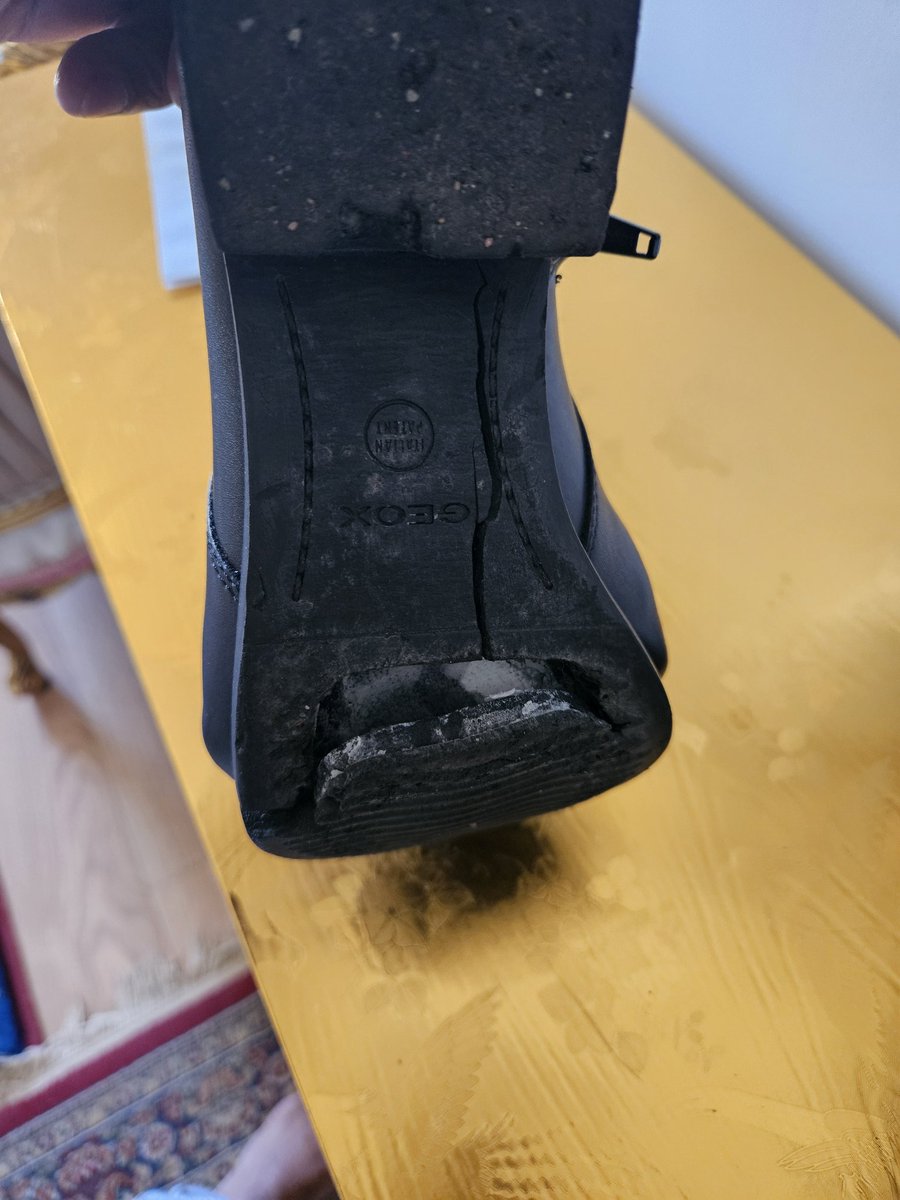hijazy2011's tweet photo. @Geox Case#91278252: Sole Hydrolysis in Model 84BLB. Leather like new, soles turned to dust! Help. https://t.co/azWnnp8xdX