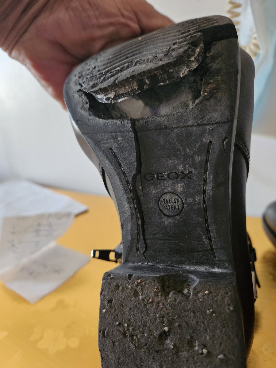 hijazy2011's tweet photo. @Geox Case#91278252: Sole Hydrolysis in Model 84BLB. Leather like new, soles turned to dust! Help. https://t.co/azWnnp8xdX